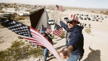 RESPALDO. Un grupo de estadounidenses hizo una cadena humana en la frontera con México para manifestar su apoyo a los planes de Donald Trump.