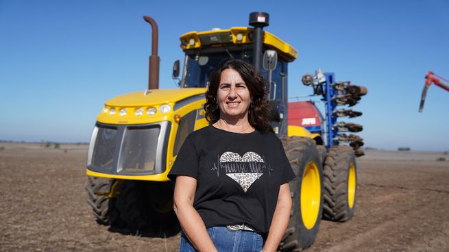Silvia está a cargo de la parte operativa, incluyendo la compra de insumos, la gestión de proveedores y la comercialización de los productos agrícolas y el ganado.