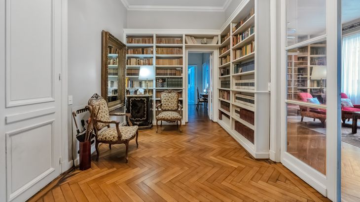 La biblioteca del departamento conserva el mobiliario y los estantes empotrados, con vista hacia el living principal y piso de roble de Eslavonia. La biblioteca del departamento conserva el mobiliario y los estantes empotrados, con vista hacia el living principal y piso de roble de Eslavonia.