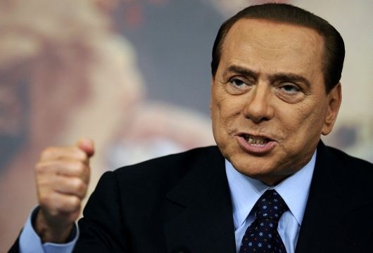 Silvio Berlusconi, es irresponsable, inútil e ineficaz y sus frecuentes trasnochadas e inclinación por las fiestas significan que no descansa lo suficiente, dijo un diplomático estadounidense.