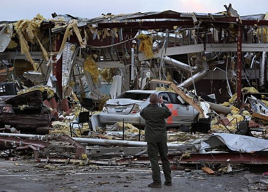 Tornados en EEUU dejan ya 35 muertos y hacen desaparecer un pequeño puebloTornados en EEUU dejan ya 27 muertos y hacen desaparecer un pequeño pueblo (foto 2)