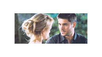 Zach Efron es el inexpresivo ex combatiente de Irak que se enamora de la foto de la verborrágica y sobreactuada Taylor Schilling en el olvidable drama romántico «Cuando te encuentre».