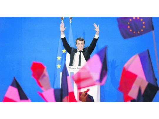 Festejo. Emmanuel Macron, anoche, a la hora de celebrar un triunfo parcial pero que lo acerca notablemente a la presidencia de Francia.