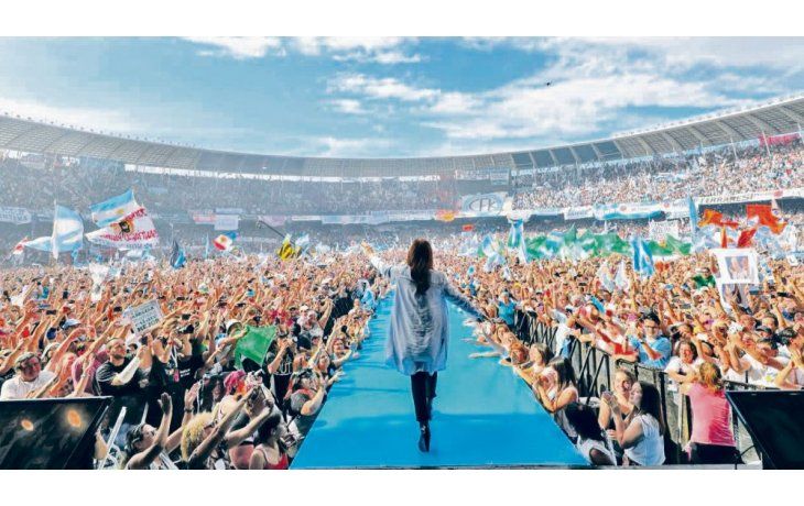 ámbito.com | Racing. Los intendentes del PJ bonaerense se encargaron de movilizar ayer para llenar el estadio en Avellaneda. En Cambiemos prefieren las redes sociales a las multitudes en la calle. El viernes a la mañana empieza la veda.