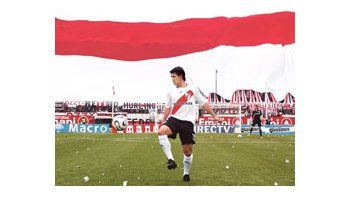ámbito.com | Parece un cuadro pintado por un famoso pintor surrealista o una foto trucada. Ortega con la majestuosidad del Monumental y feliz como siempre, cuando se pone la camiseta de River.