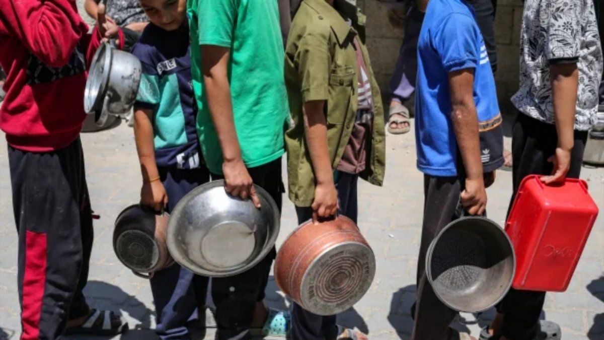 Palestinians blocked the step and downloaded dozens of UN food trucks