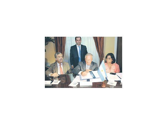 La Casa de Jujuy fue ayer el escenario donde nació la flamante Organización Federal de Estados Mineros, con el ministro de Planificación Federal, Julio De Vido, y los gobernadores Eduardo Fellner y Lucía Corpacci como protagonistas.