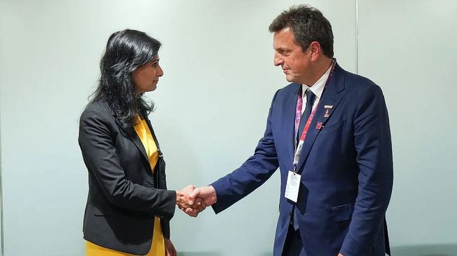 Sergio Massa junto a Gita Gopinath, primera subdirectora gerente del FMI.