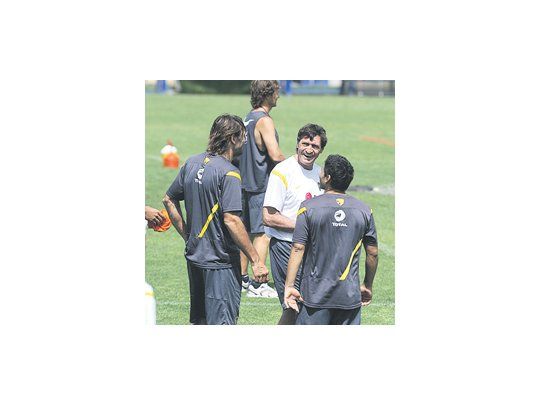 Julio Falcioni, Juan Manuel Insaurralde y Cristian Chávez festejan una humorada del flaco Rolando Schiavi. Boca entrena en un clima distendido y divertido.
