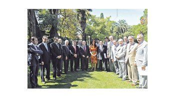 ámbito.com | En su debut en Olivos, los gobernadores -17 sobre 24- se encontraron con una propuesta de Cristina sobre el impuesto al cheque.
