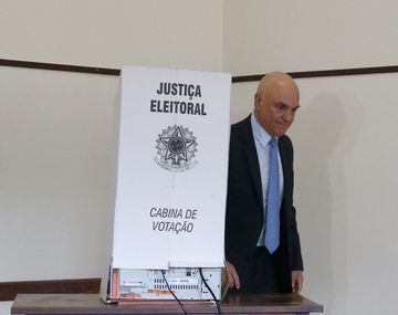 El presidente del TSE y miembro del Supremo Tribunal Federal de Brasil, Alexander de Moraes, al momento de votar.