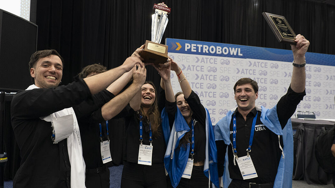 El equipo UBA-YPF ganó el Petrobowl 2025 en Houston, el mundial para estudiantes de ingeniería de petróleo mas importante del mundo.