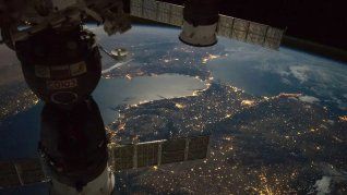 Astronautas de la NASA instalaron una antena de alta velocidad que conecta Espacio-Tierra.