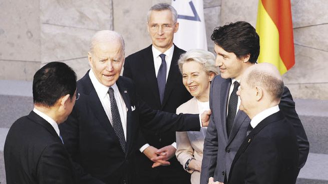 MÚSCULO. El presidente Joe Biden conversa con el canciller alemán Olaf Scholz; el presidente de Canadá, Justin Trudeau; el primer ministro de Japón, Fumio Kishida; la presidenta de la Comisión Europea, Ursula von der Leyen; y el secretario general de la OTAN, Jens Stoltenberg.
