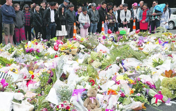 HOMENAJES. Nueva Zelanda seguía movilizada tras el atentado en Chistchurh, que dejó 49 muertos. Numerosas personas acudieron ayer a depositar flores y rendir homenajes en las inmediaciones de la mezquita Al Noor. Al mismo tiempo, el Gobierno de Jacinda Ardern, prometió que hoy abrirá el debate para limitar la compra venta de armas.&nbsp;