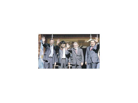Los presidentes Néstor Kirchner, Evo Morales, Lula da Silva y Hugo Chávez ayer en Puerto Iguazú. La cumbre fue convocada inmediatamente después que el mandatario boliviano dispusiera la nacionalización de los hidrocarburos.