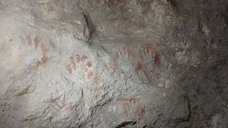 Las pinturas rupestres de las cuevas de Campemento Darwin tienen entre 5.000 y 7.000 años de antigüedad. Las pinturas rupestres de las cuevas de Campemento Darwin tienen entre 5.000 y 7.000 años de antigüedad.
