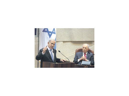 El primer ministro Benjamín Netanyahu es observado por el presidente Shimon Peres durante un discurso en el Knesset (parlamento) israelí.