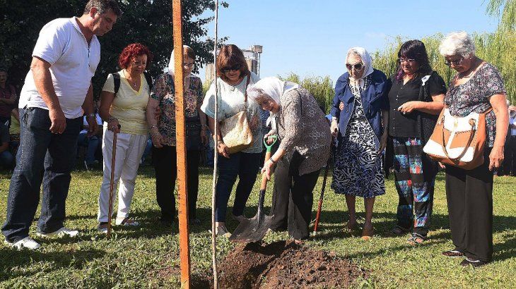 En 2017 las Madres de la Plaza 25 de Mayo de la ciudad de Rosario, organismos de derechos humanos y autoridades plantaron árboles en el Bosque de la Memoria para homenajear a los desaparecidos por la dictadura cívico-militar.