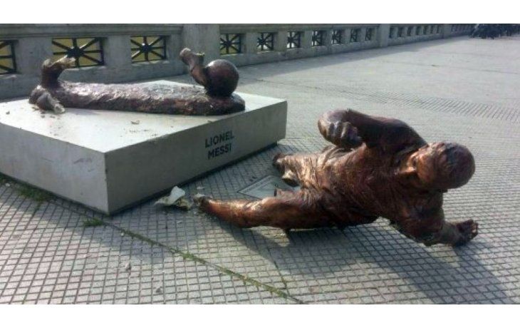 Así quedó la estatua de Messi en el Paseo de la Gloria.
