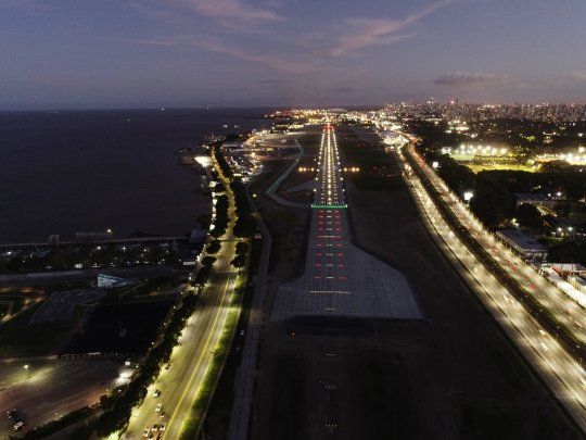 Vista nocturna de la nueva pista.