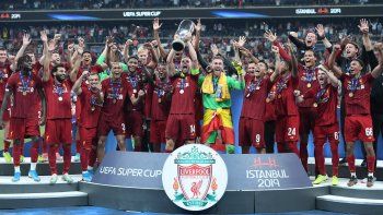 Liverpool se consagró campeón de la Supercopa de Europa tras vencer por penales a Chelsea.