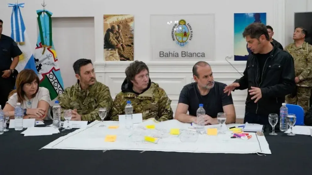 Milei de campera militar junto a Kicillof, en el centro de operaciones del comité de crisis.&nbsp;