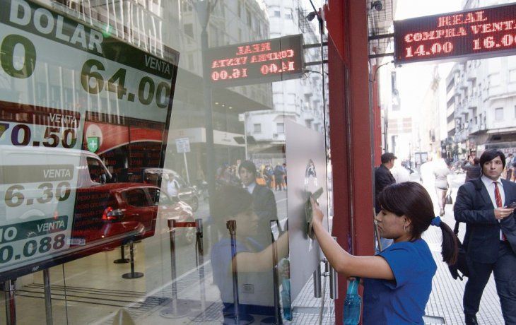 El endurecimiento del cepo cambiario&nbsp;mantiene estable la cotización del dólar mientras que las miradas del mercado se posan sobre la brecha entre el oficial y los dólares libres.