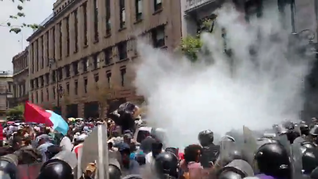 El momento en que la Policía le impide avanzar a la marcha de la CNTE. El momento en que la Policía le impide avanzar a la marcha de la CNTE.