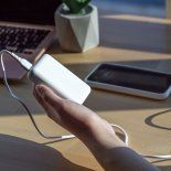 Hay una gran variedad de aparatos diseñados para mantener cargada la batería de nuestros dispositivos. Hay una gran variedad de aparatos diseñados para mantener cargada la batería de nuestros dispositivos.