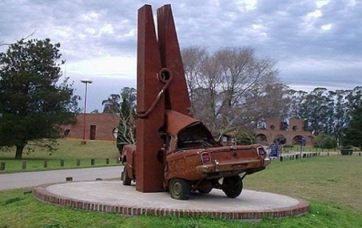 ámbito.com | Ford Falcon Tandil Broche.jpg