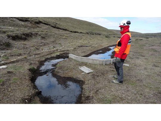 El derrame afectó el río Cullen y algunas lagunas del sector. Imagen gentileza Info5Chile.