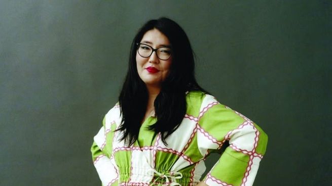 Jenny Han es autora y productora ejecutiva de la serie de Prime Video, The Summer I Turned Pretty.