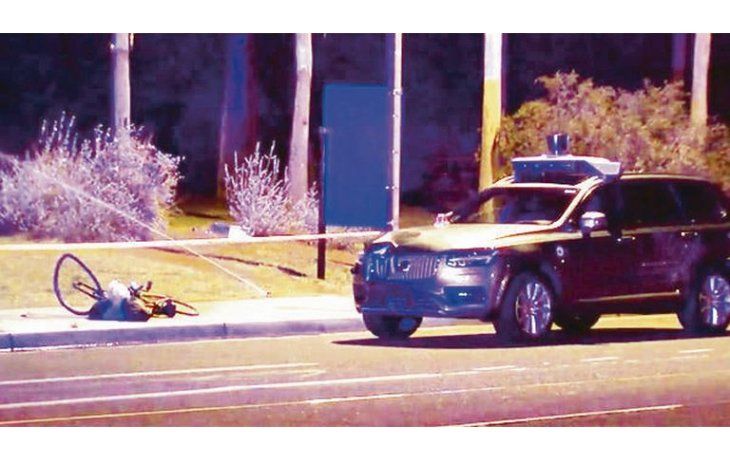 Escena. En el lugar del hecho quedó la bicicleta que la mujer que falleció llevaba en la mano y el vehículo abollado. Peritos intentaban determinar los motivos por los que ocurrió el fatal accidente.