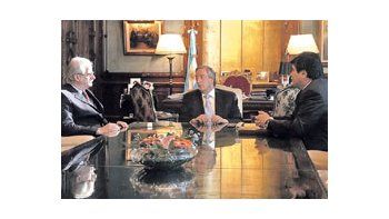 ámbito.com | El canciller Jorge Taiana y el secretario legal de la Presidencia, Carlos Zannini, ayer con Néstor Kirchner en el momento de firmarse el decreto para autorizar la construcción de la nueva embajada argentina en Brasilia.