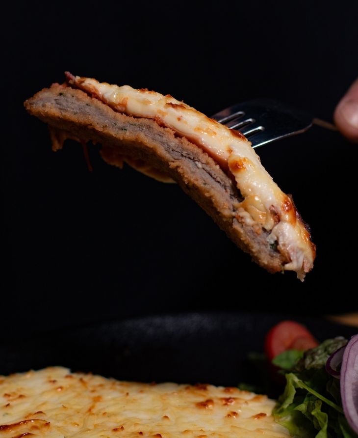 En Felino, para la nueva estación proponen un clásico de las mesas locales: las milanesas a la napolitana. En Felino, para la nueva estación proponen un clásico de las mesas locales: las milanesas a la napolitana.