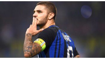 Mauro Icardi marcó tres goles para que Inter venciera a Milan en el clásico.