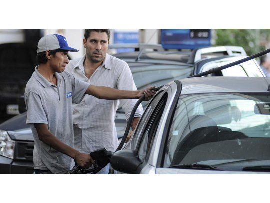 Pese a la baja del dólar (6,43%) y del crudo (10%), las petroleras suben otro 7% las naftas