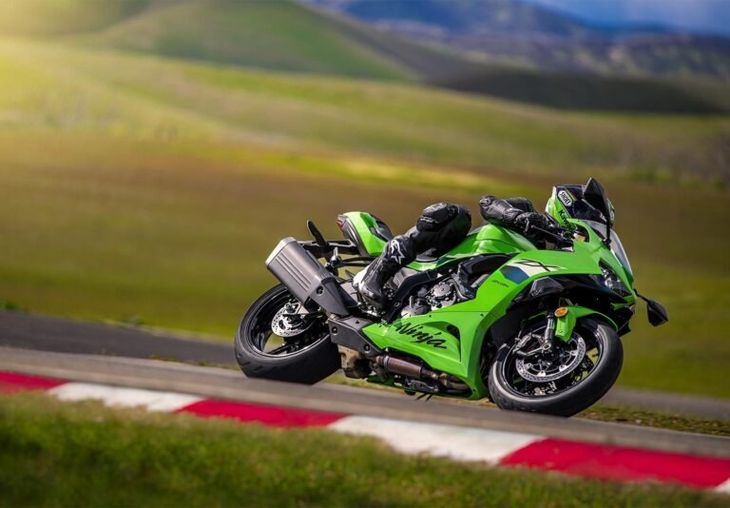 Una Kawasaki Ninja en acción en circuito: las motos deportivas de mayor cilindrada ofrecen mayor potencia y tecnología, aunque con costos de mantenimiento y operación más elevados Una Kawasaki Ninja en acción en circuito: las motos deportivas de mayor cilindrada ofrecen mayor potencia y tecnología, aunque con costos de mantenimiento y operación más elevados