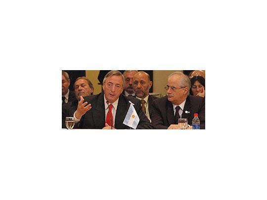 Néstor Kirchner, ayer en Asunción, junto al canciller Jorge Tainana.
