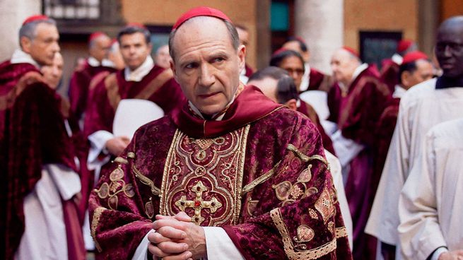 Ralph Fiennes en su papel de cardenal, en Cónclave.