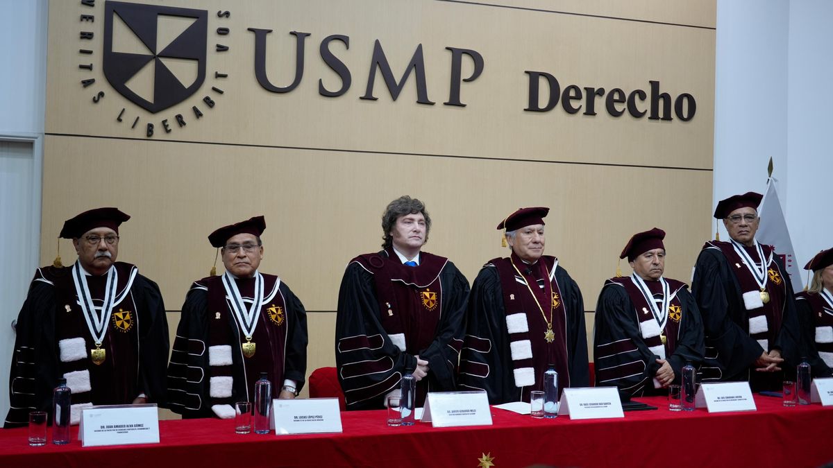 Javier Milei recibió el título de Doctor Honoris Causa de una universidad de Perú
