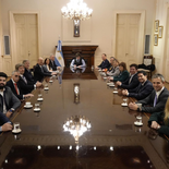 Milei encabezó la reunión de Gabinete, a su lado Pablo Quirno y Diego Santilli. Milei encabezó la reunión de Gabinete, a su lado Pablo Quirno y Diego Santilli.