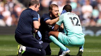 juega con un argentino en la premier league y debio retirarse por un problema cardiaco