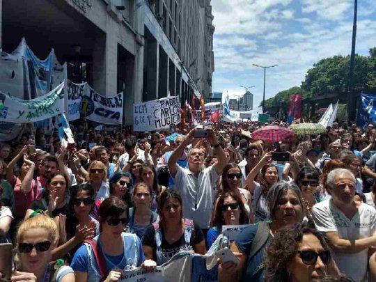 Los docentes porteños realizaron una jornada de paro y se movilizaron al Ministerio de Educación de la Ciudad contra el cierre de escuelas nocturnas.