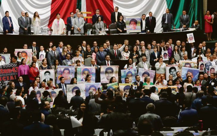 DOLOR. Los padres de los estudiantes exigen conocer la verdad sobre lo ocurrido. Solo fueron identificados restos de uno de los 43 jóvenes.