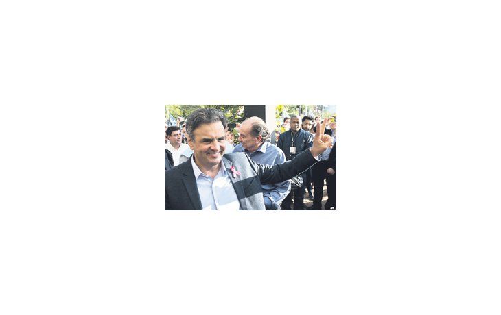 ámbito.com | Un sonriente Aécio Neves llegó ayer junto con su compañero de fórmula, Aloysio Nunes, al comité del PSDB.   El representante “tucano” obtuvo 33,55% de los sufragios, una cifra superior a la que le otorgaban los sondeos.