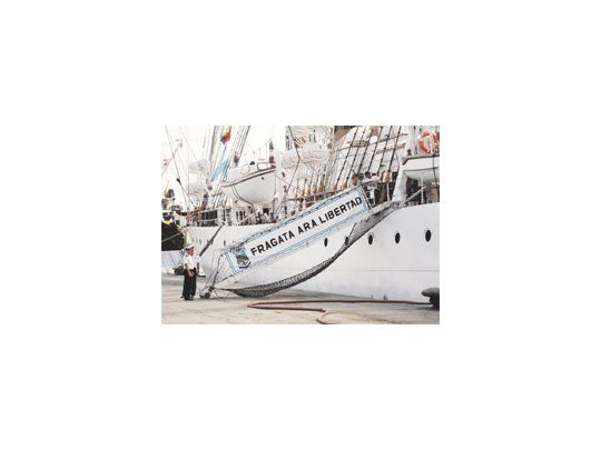 La fragata en los días en que permanecía embargada en el puerto de Tema. Fueron 77 jornadas y los administradores privados reclamaron por no poder mover el buque del muelle con mejor infraestructura.