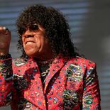 La Mona Jiménez celebra 75 años como uno de los máximos referentes de la música popular argentina. La Mona Jiménez celebra 75 años como uno de los máximos referentes de la música popular argentina.