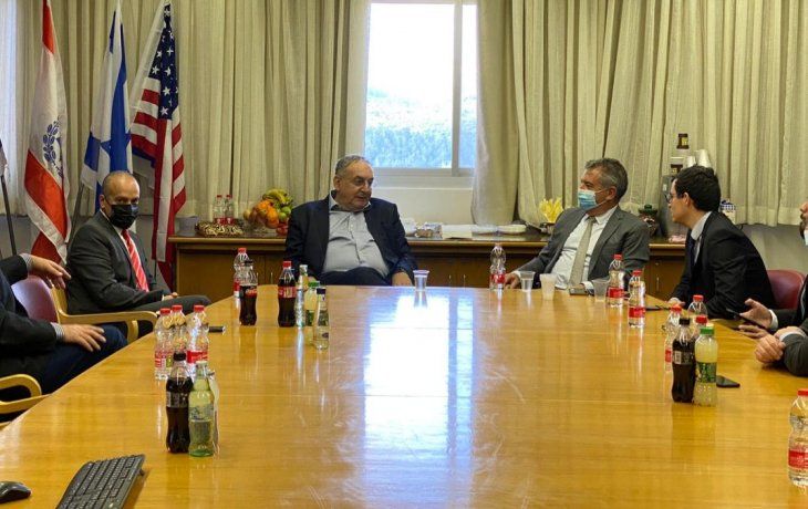 Autoridades israelíes junto al embajador argentino en Israel, Sergio Urribarri.